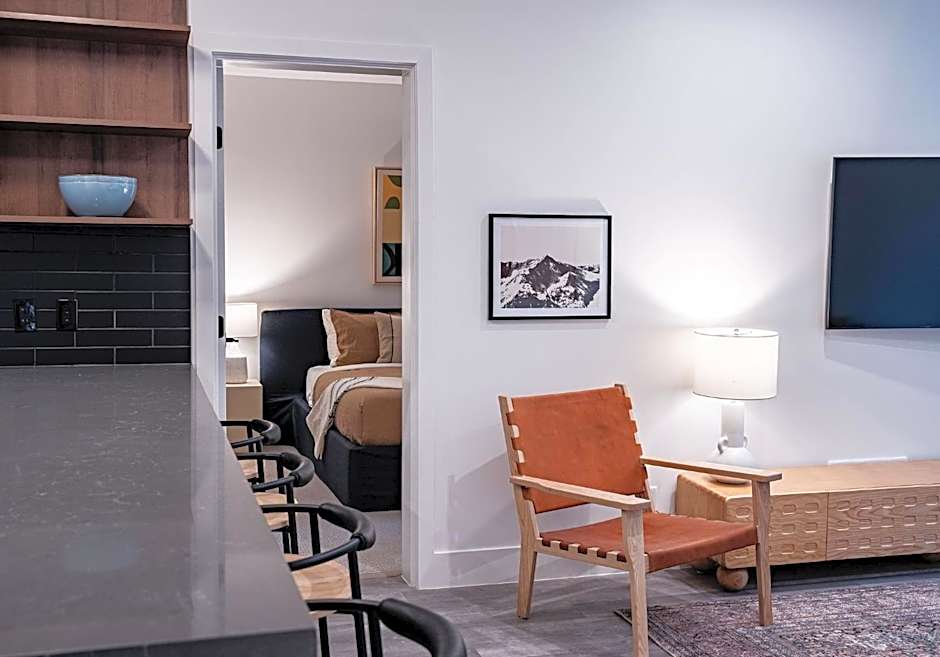 Snow & Swing Getaway - Three Bedrooms with Hot Tub (Stay Revy)