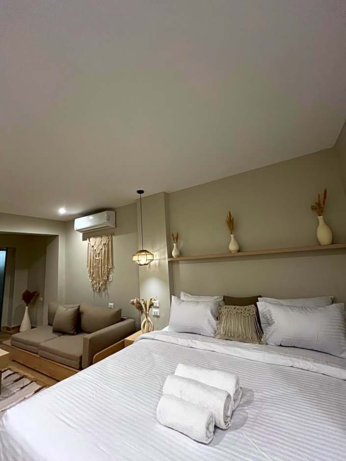 The Gate Hotel Front Pyramids & Sphinx View