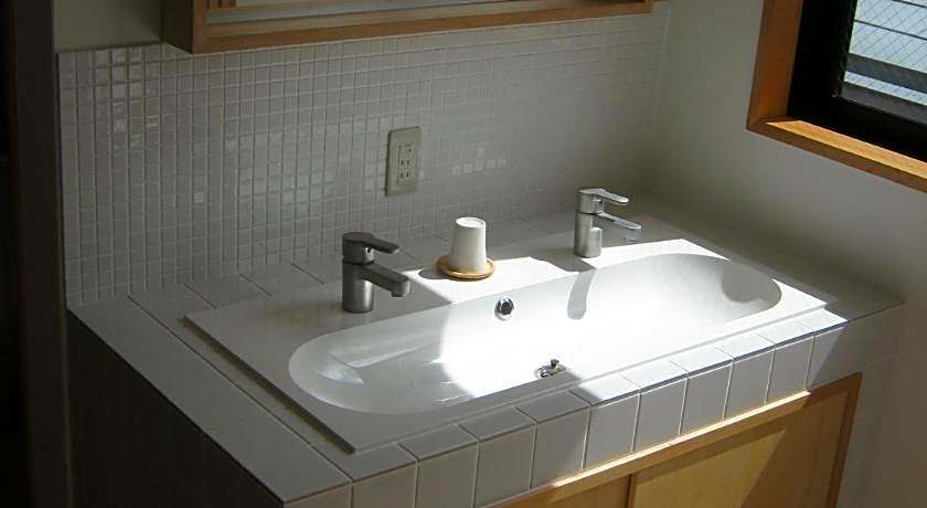 Guesthouse Hyakumanben Cross