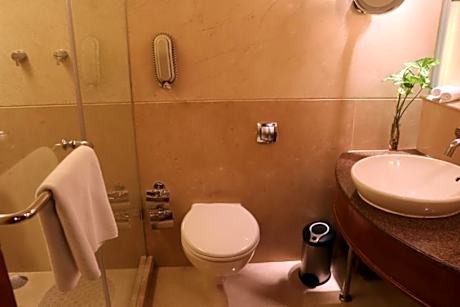 03Deluxe Room Lake View Twin Bed