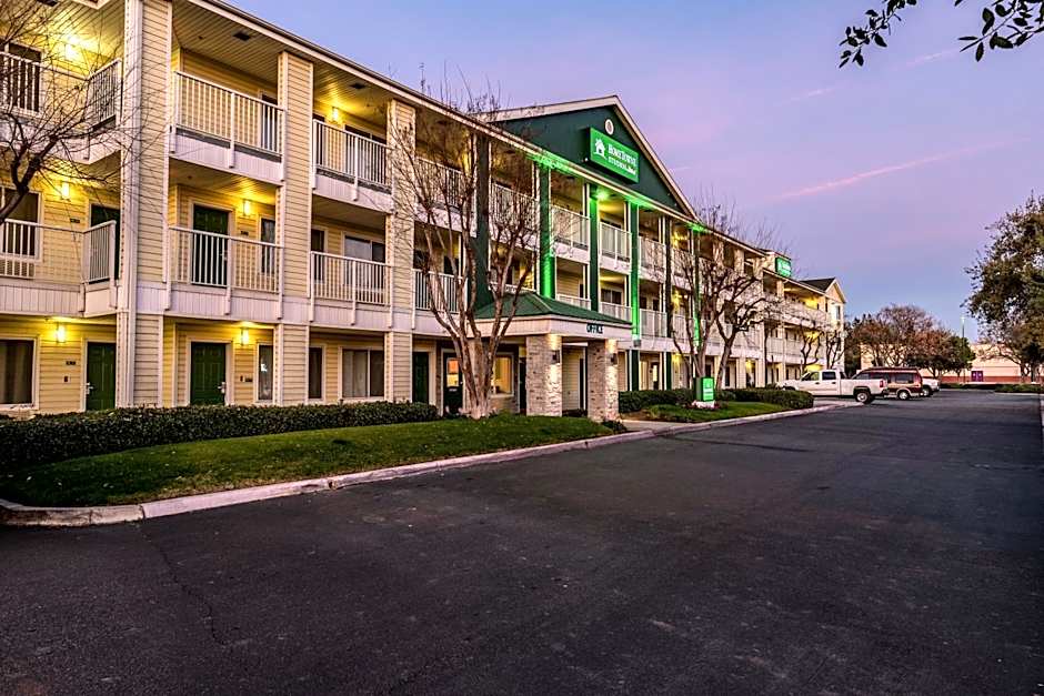 HomeTowne Studios Fresno - West