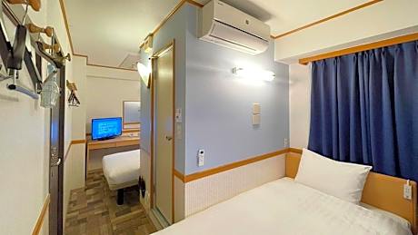 Standard Twin Room with a Shower & Bath Room between Beds - Non-Smoking