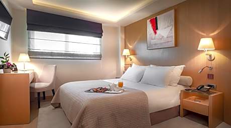 Cozy Room with Street View