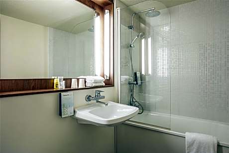 Room Next Generation - 1 Double Bed 2 Single Beds