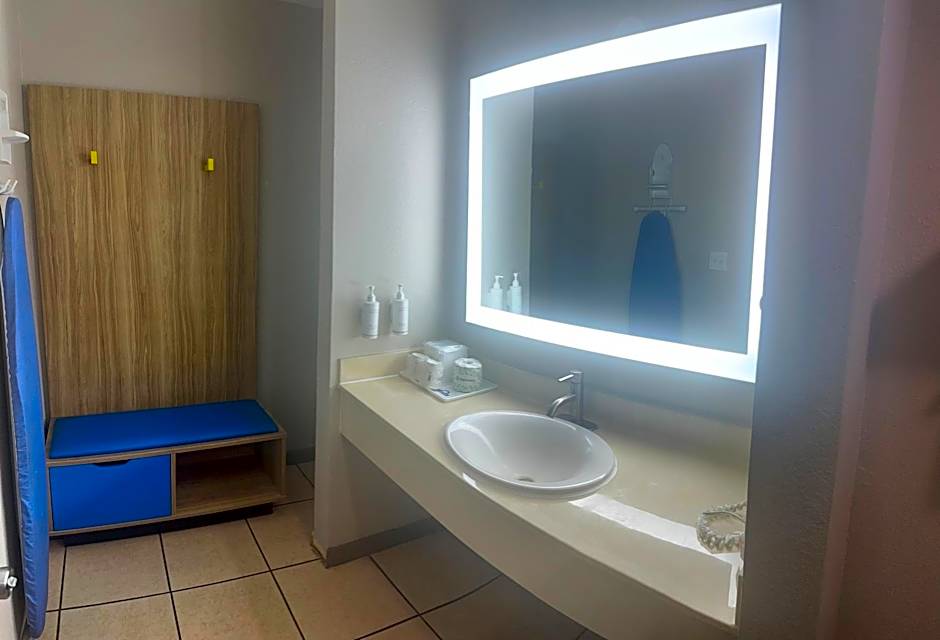 Days Inn & Suites by Wyndham Tampa near Ybor City