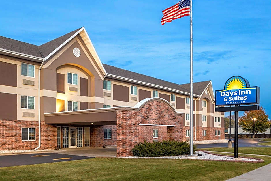 Days Inn & Suites by Wyndham Green Bay WI.
