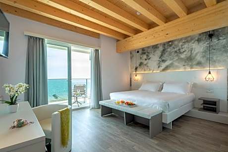 Deluxe Suite with Sea View