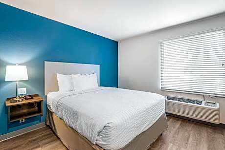 Queen Room  with Roll-In Shower - Disability Access/Non-Smoking