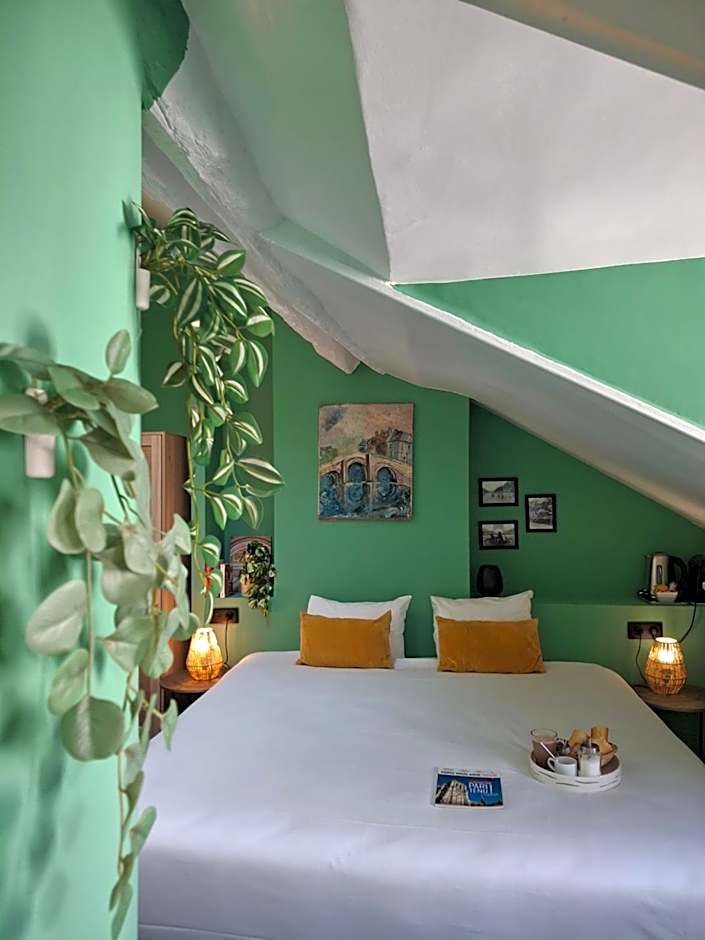 Le Village Montmartre by Hiphophostels