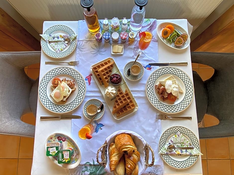 Sans Souci Bed and Breakfast Luxe Heated Pool and Restaurant