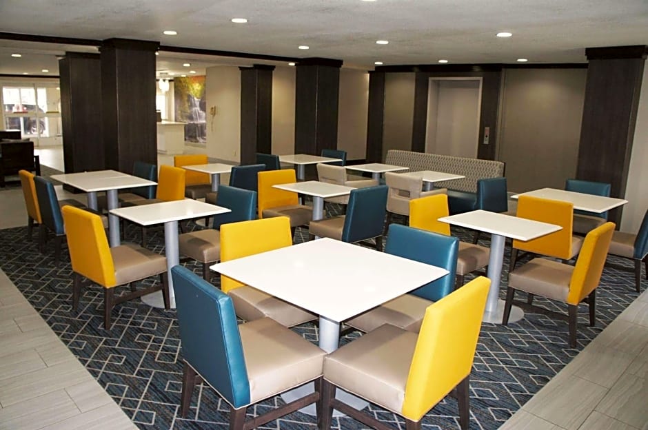 La Quinta Inn & Suites by Wyndham Peru Starved Rock St Park 