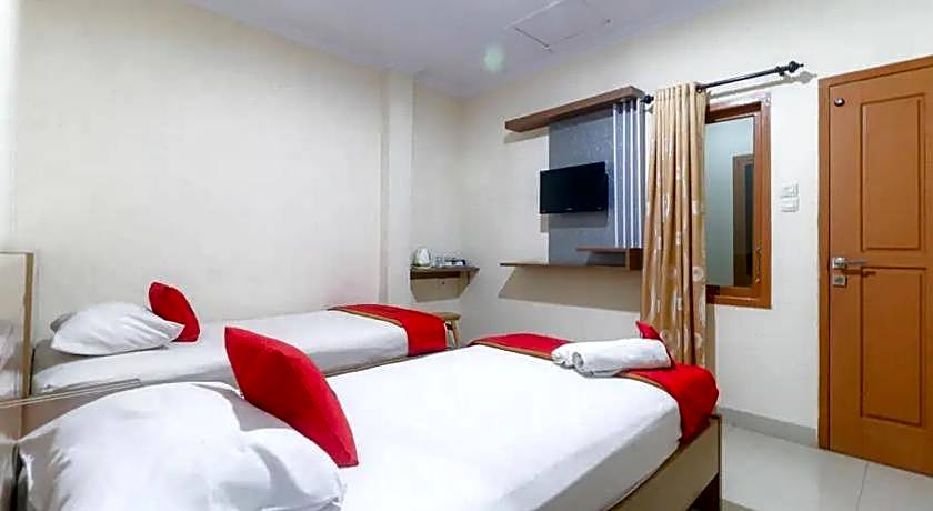 RedDoorz Plus near WTC Batanghari Mall