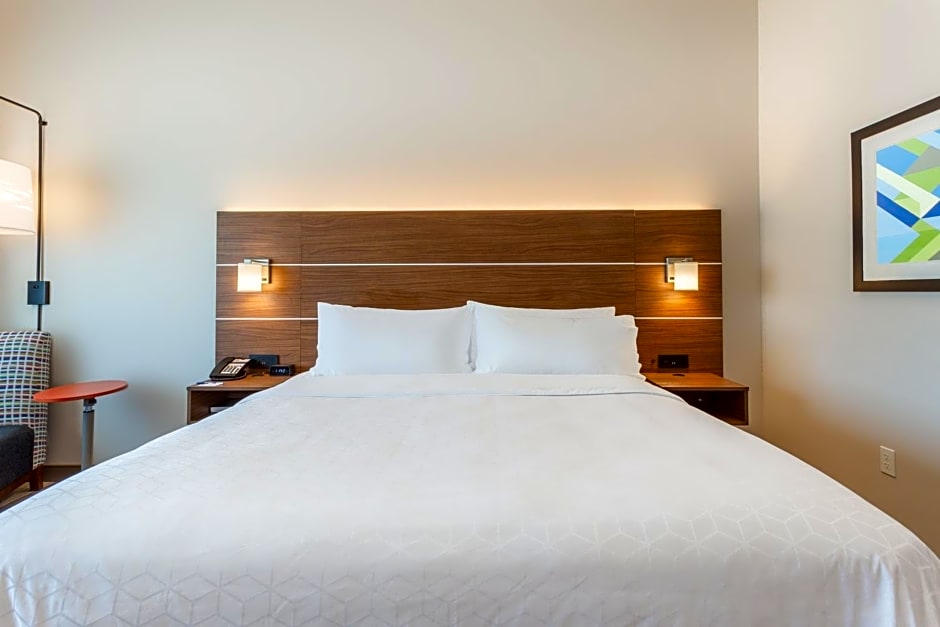 Holiday Inn Express & Suites - Springfield North, an IHG Hotel