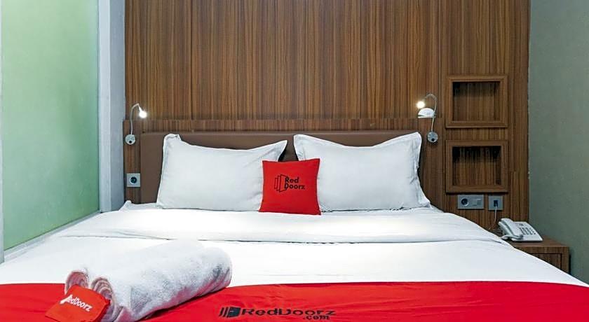 RedDoorz Premium near Centre Point Mall Medan