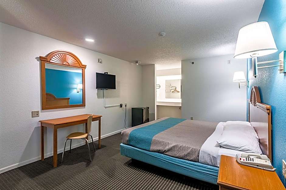 Photo 1 of 8 of Deluxe 1 King Bed