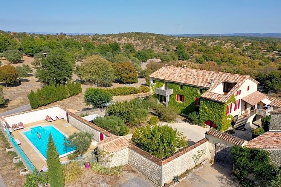 Gîte le MAGNAN, 55 m2, havre de paix, terrasse, jardin, piscine chauffée, sud Ardèche