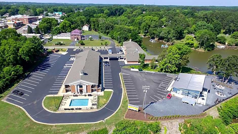 Clarion Pointe on the lake Clarksville-South Hill West