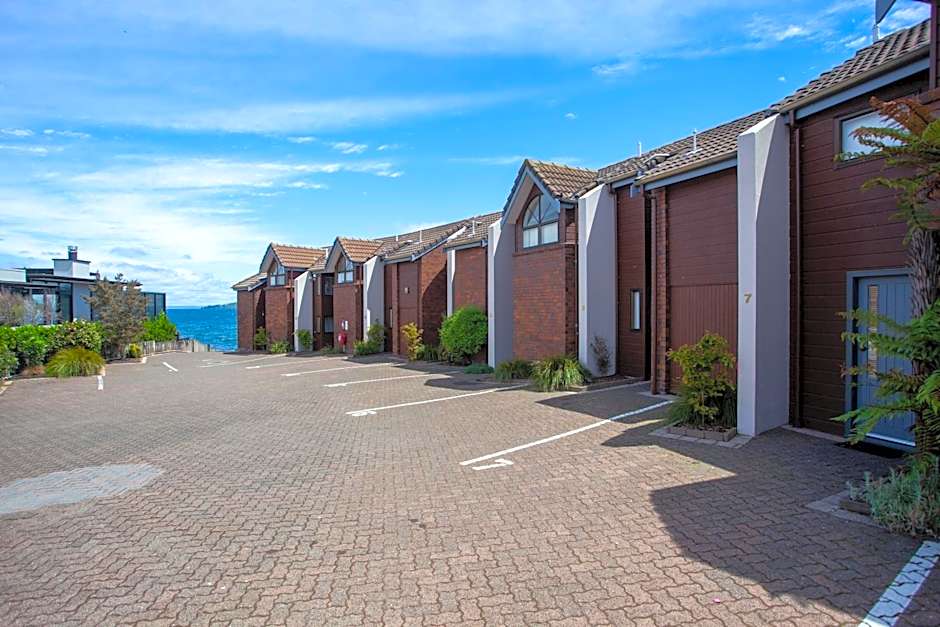 Cascades Lakefront Motel