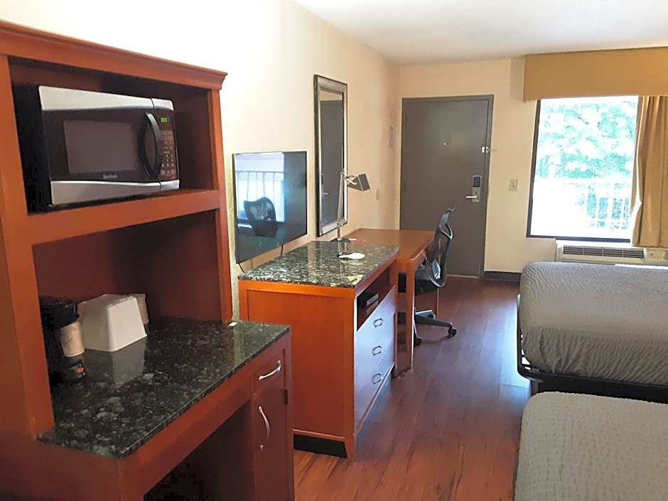 Econo Lodge Inn & Suites