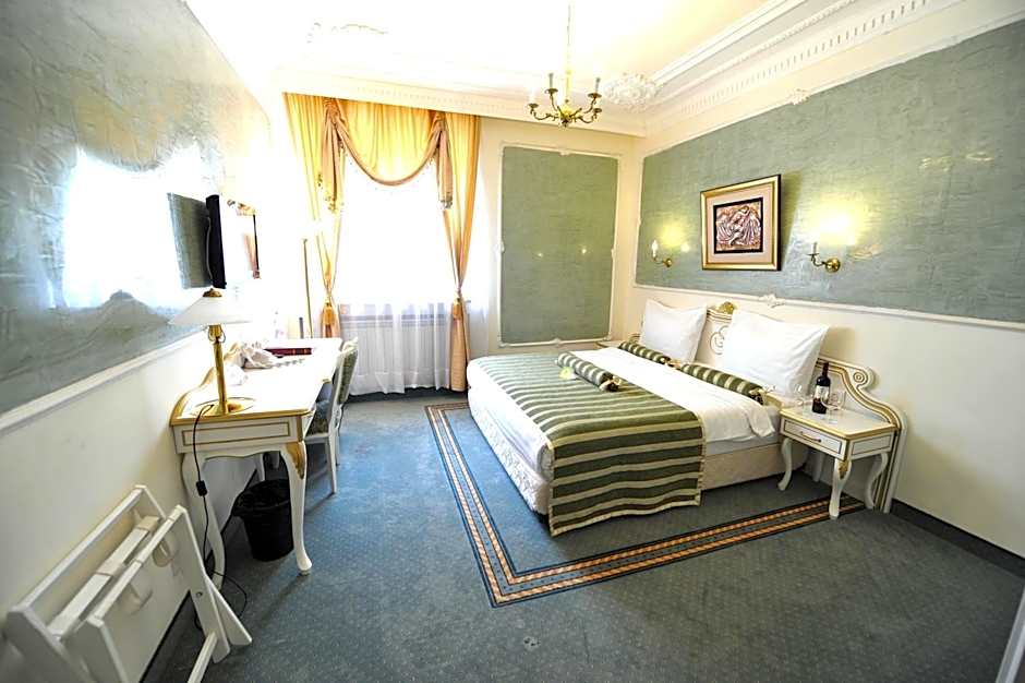 Queen's Astoria Design Hotel