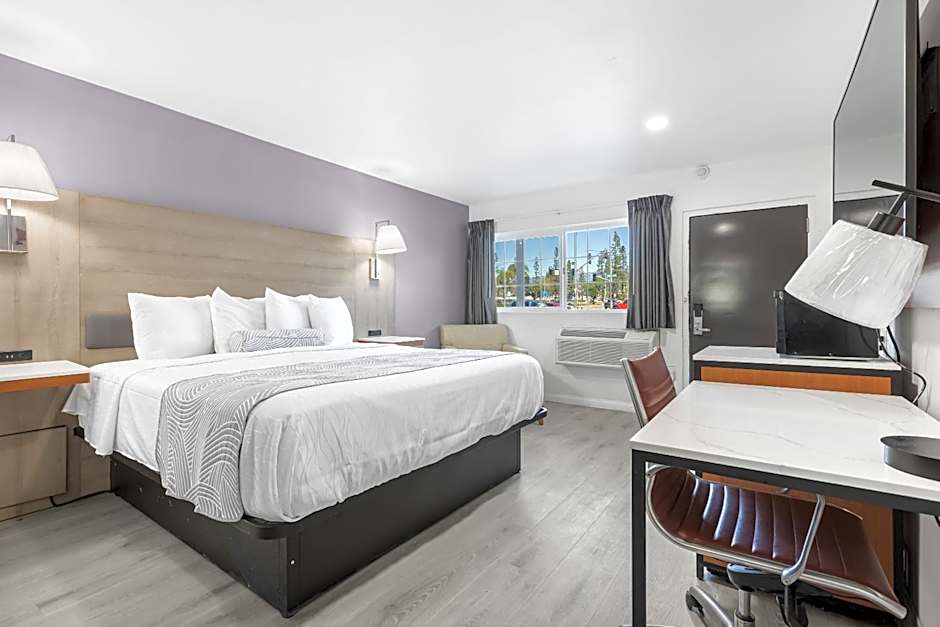 Inland Inn & Suites