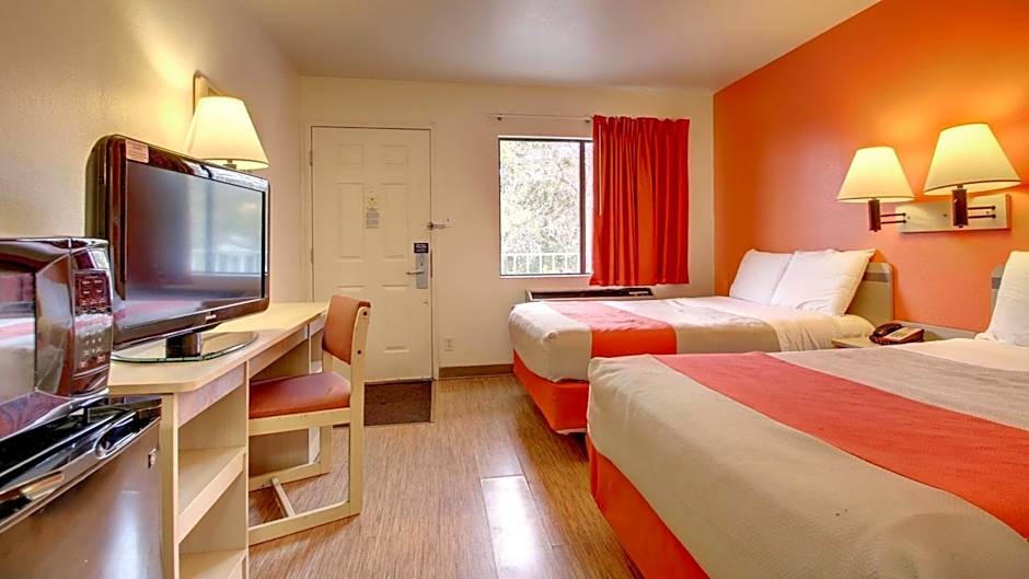 Motel 6-Des Moines, IA - North