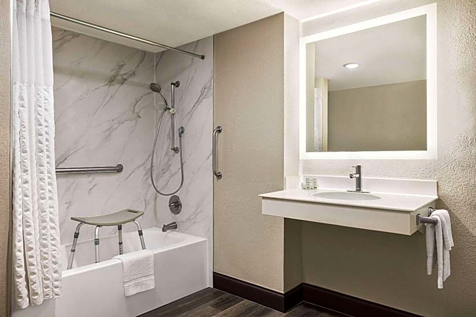 La Quinta Inn by Wyndham San Antonio I-35 N at Toepperwein