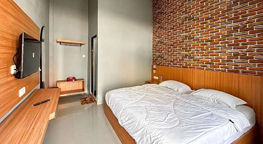 RedDoorz Plus @ New Favour Hotel Gunung Dempo