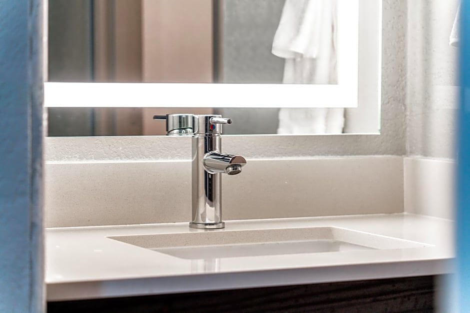 Holiday Inn Express & Suites Phoenix - Mesa West by IHG