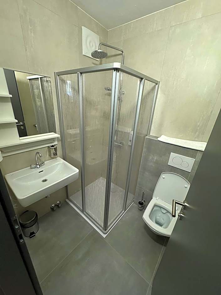 F Hotel 24h Check-In