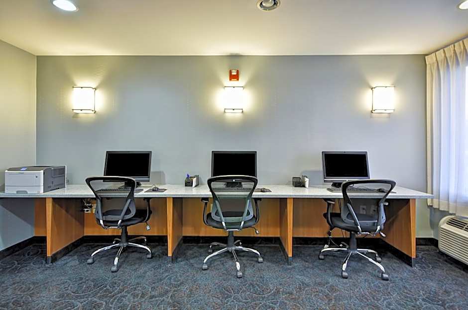 Holiday Inn Express Romulus / Detroit Airport By IHG
