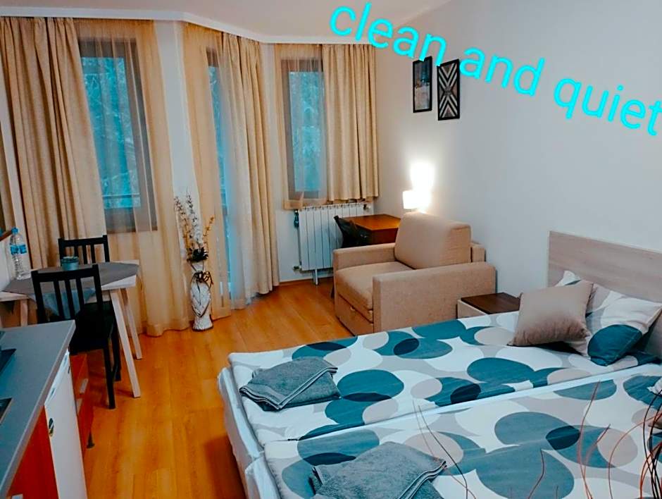 Enjoy Studios and Lovely Apartment Villa Park