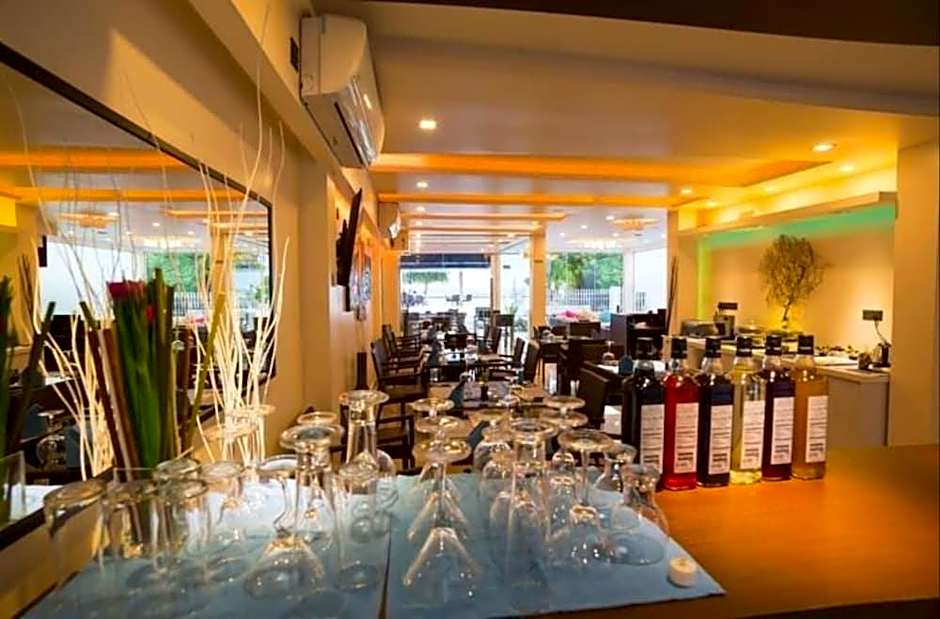 The White Harp Beach Hotel