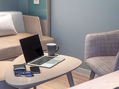 1 King Standard High Floor