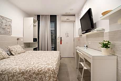 Double Room with Private Bathroom and Courtyard View