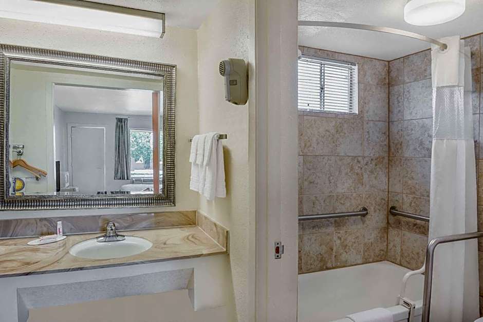 Days Inn by Wyndham Deming