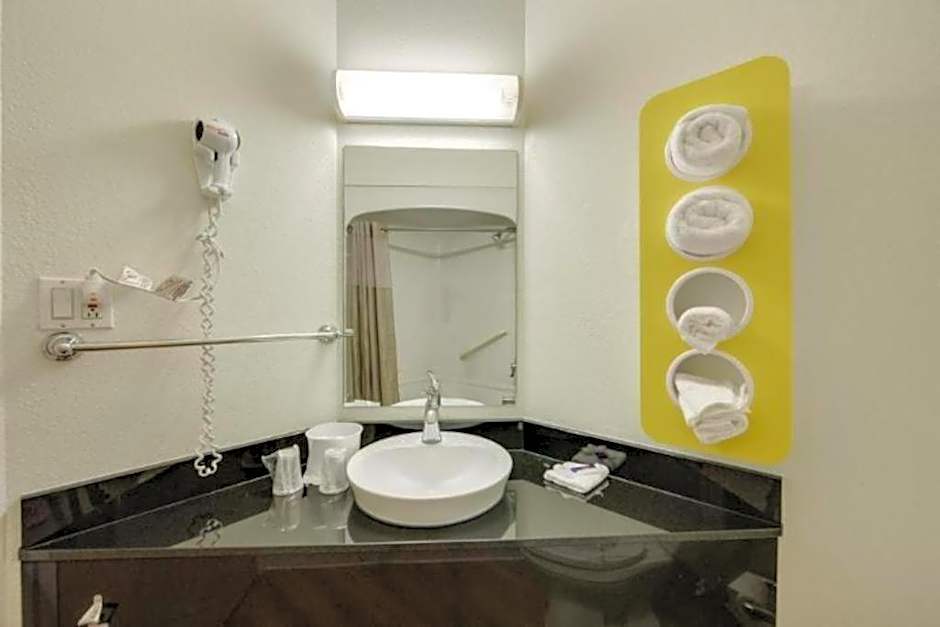 Motel 6-Brampton, ON - Toronto