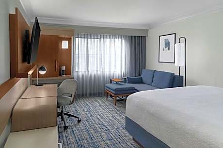 King Room with Sofa Bed and Adapted Tub - Mobility Accessible