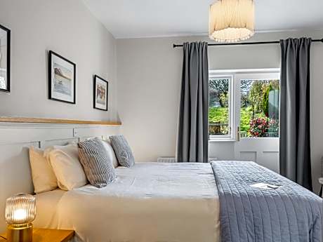 Double or Twin Room with Mountain View