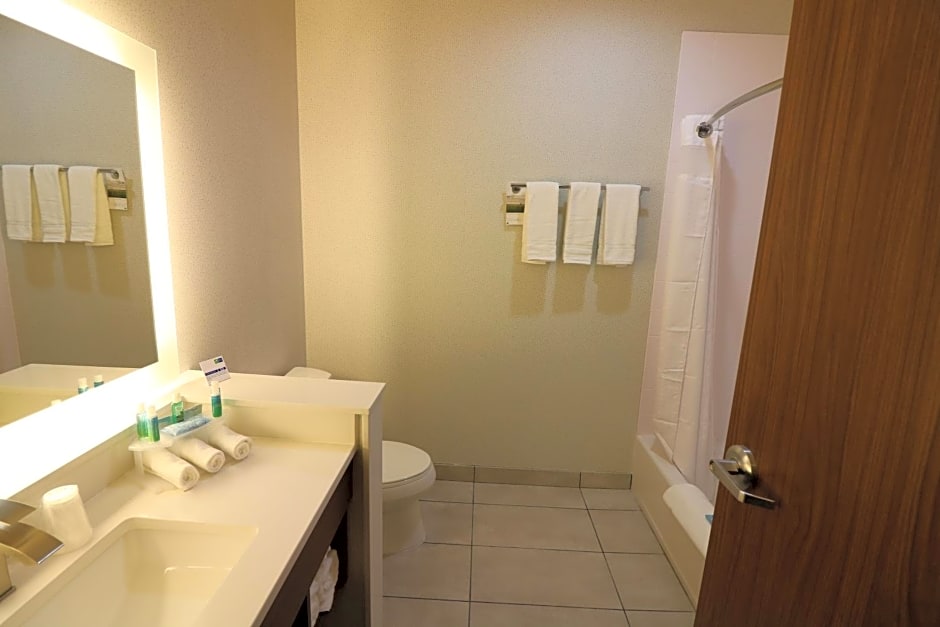 Holiday Inn Express & Suites COFFEYVILLE