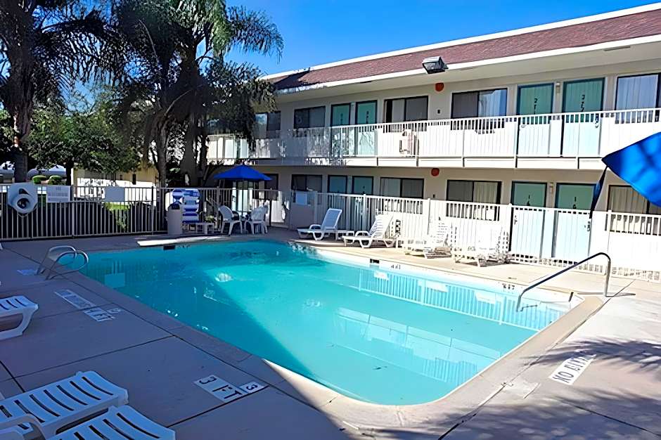 Motel 6-Bakersfield, CA - Airport