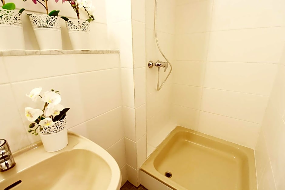 Hotel Ulm Zentrum - Komplettes Zimmer, Hochbett, Android TV & eigenem Bad - perfekt für Familien & Gruppen