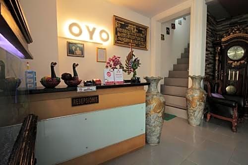 Vaccinated Staff - OYO 530 Guest House Omah Anakku Syariah