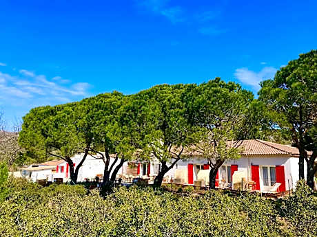 LES VOLETS ROUGES - Hôtel Cassis - Situé dans le Parc National des Calanques - Parking Gratuit