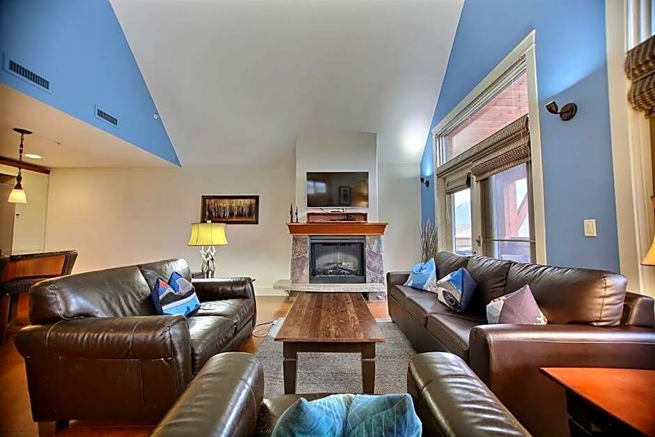 Magnificent Mountain Penthouse - Hot Tub & Pool managed by Little Sister Getaways