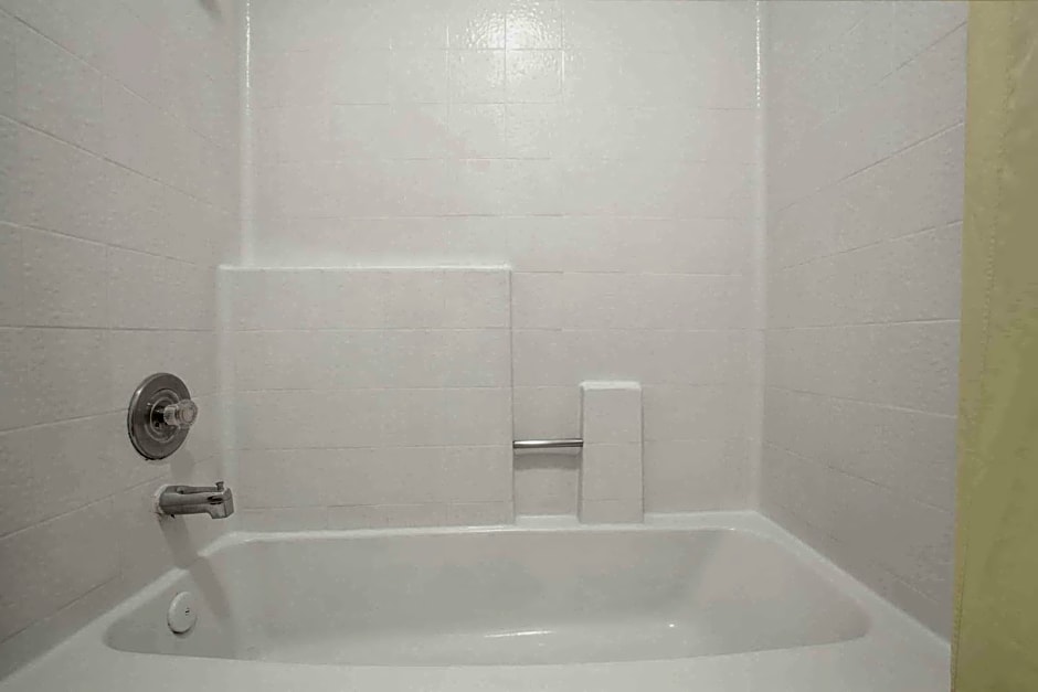 Howard Johnson by Wyndham St. George Hotel & Suites