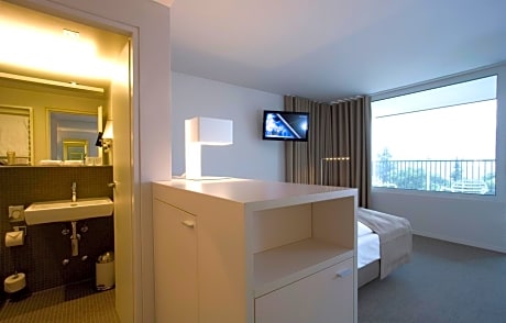 Suite with Lake View and Balcony