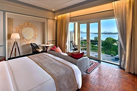 Flamingo Signature Room with Balcony King Bed - 15% discount on Food & Soft Beverage and Spa, 4 pieces laundry once per stay