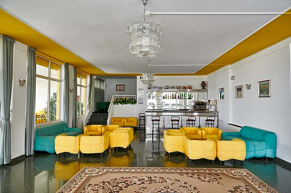 Hotel Caesar B&B Fronte Mare in Centro di Milano Marittima