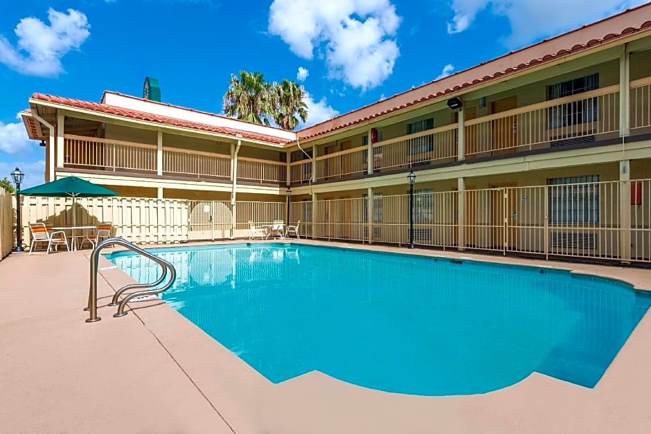 La Quinta Inn & Suites by Wyndham New Orleans Causeway